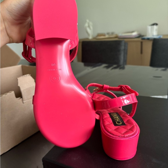 New in box Chanel coral sandals - Picture 5 of 6